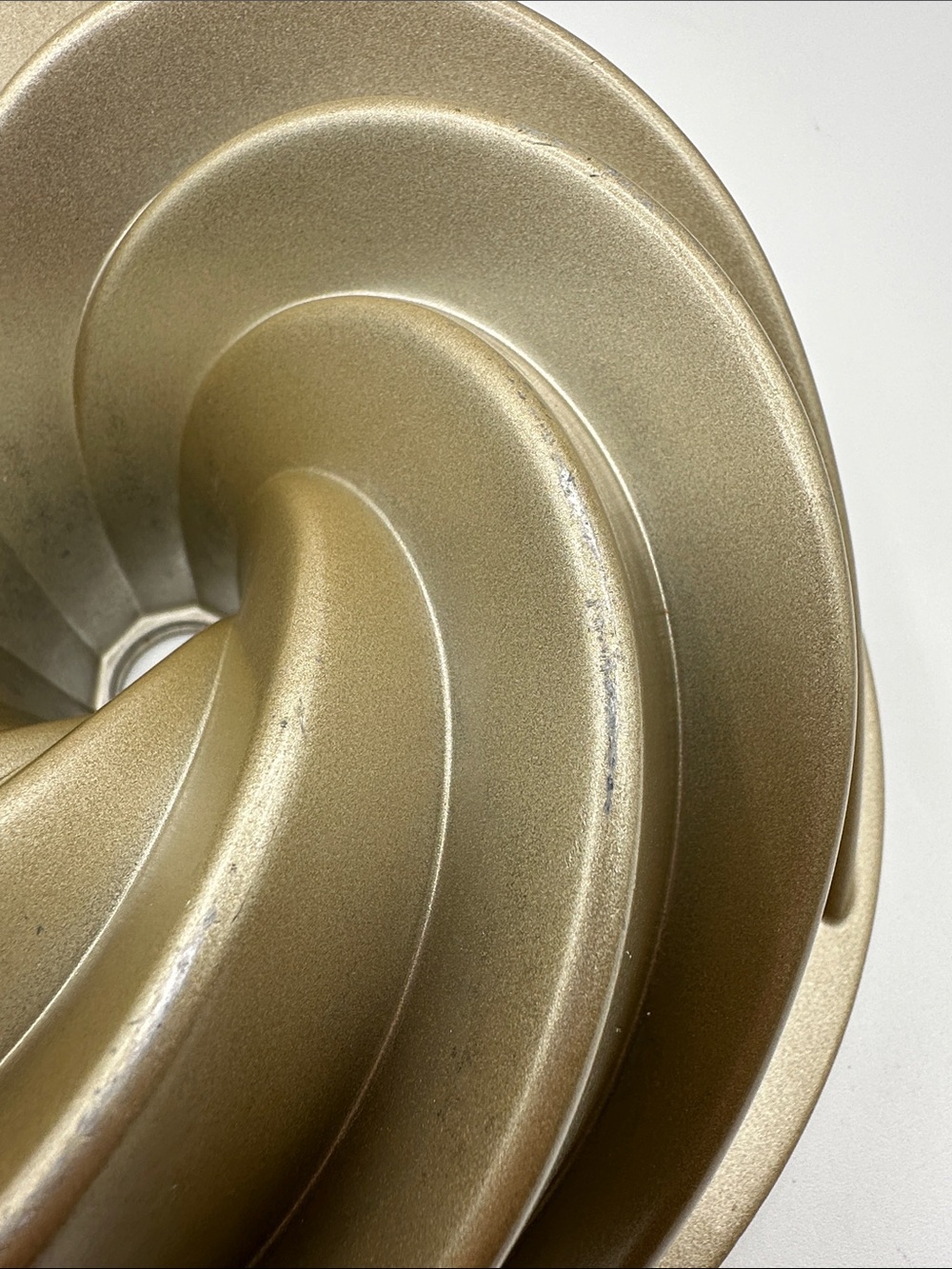 Nordic Ware Heritage Bundt Pan. 10 cup - Picture 7 of 14